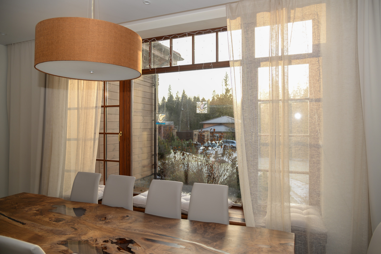 Остекление дома дубовыми окнами