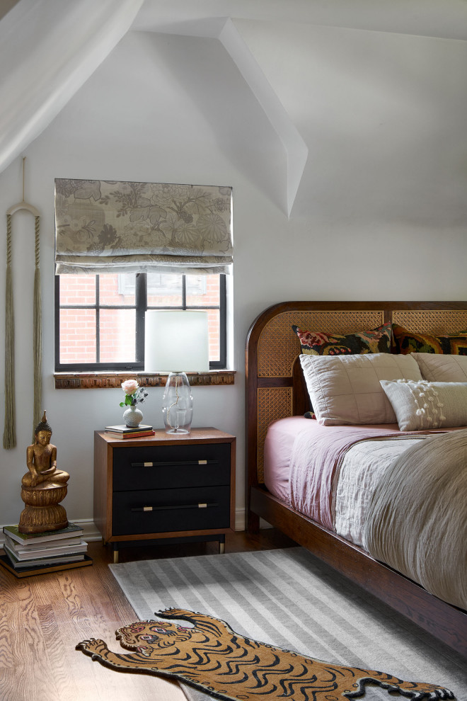 Idee per una camera da letto chic con pareti bianche, pavimento in legno massello medio, pavimento marrone e soffitto a volta