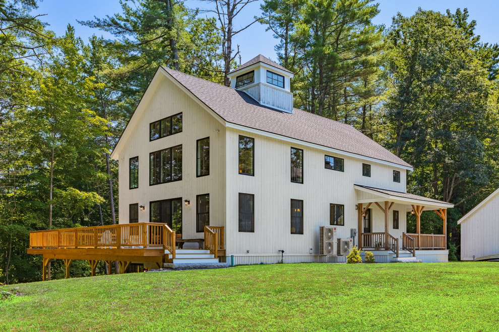 Ispirazione per la villa bianca country a tre piani di medie dimensioni con rivestimento in legno, tetto a capanna, copertura a scandole e tetto nero