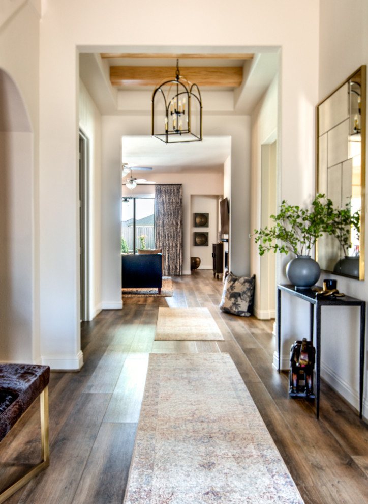 Geräumiges Modernes Foyer mit beiger Wandfarbe, braunem Holzboden, Einzeltür, schwarzer Haustür, beigem Boden und eingelassener Decke in Houston