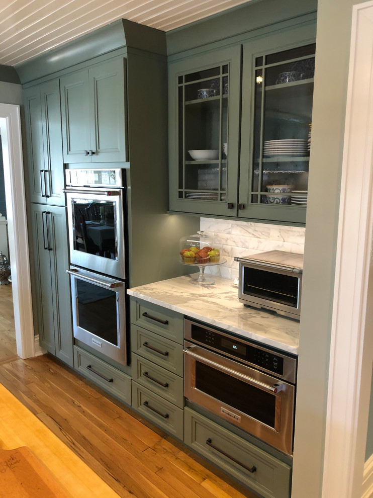 Exempel på ett stort lantligt flerfärgad flerfärgat kök, med en rustik diskho, luckor med infälld panel, gröna skåp, marmorbänkskiva, vitt stänkskydd, stänkskydd i marmor, rostfria vitvaror, mellanmörkt trägolv, en halv köksö och brunt golv