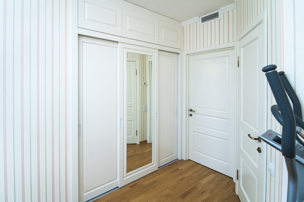 Встроенные двери купе в нишу для девушки в СПб