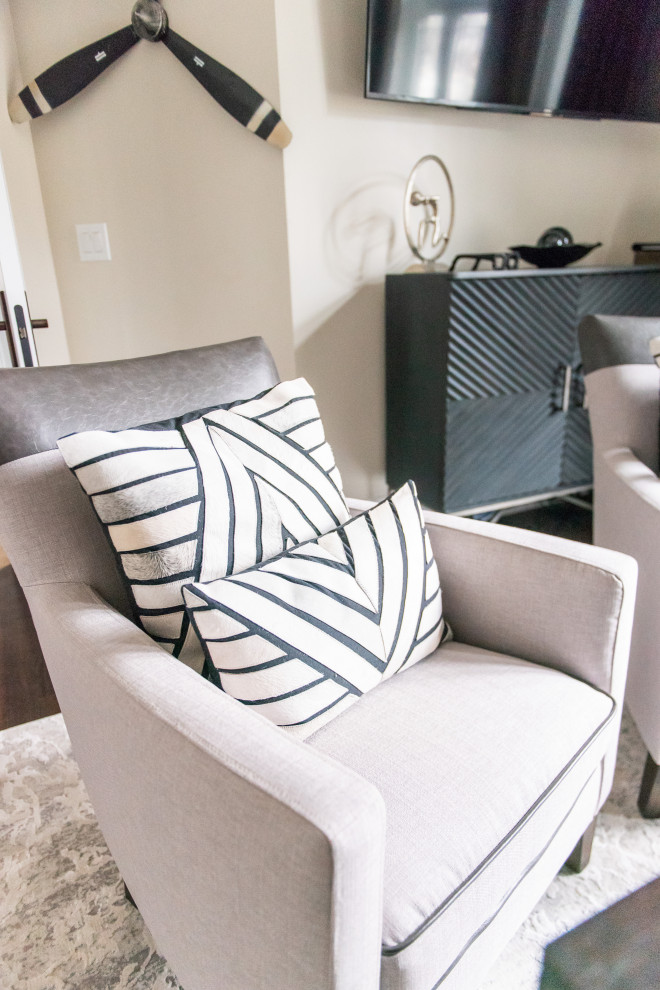 Home design - transitional home design idea in Toronto