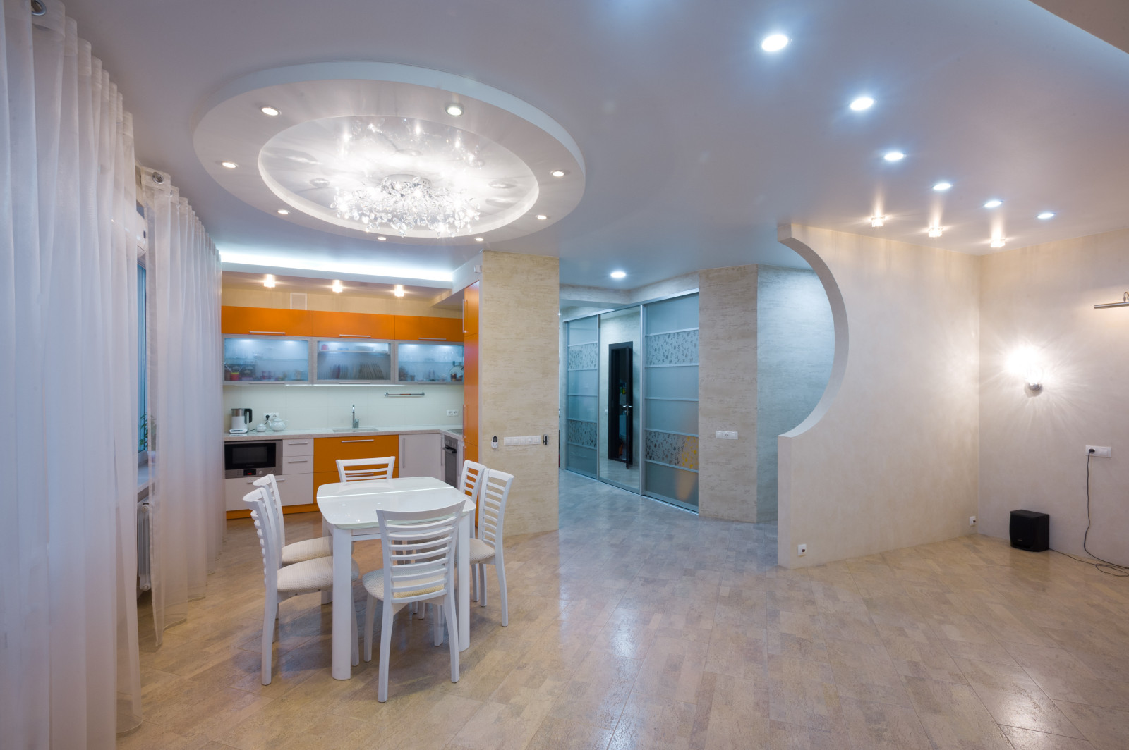 Потолок и освещение для кухни-гостиной