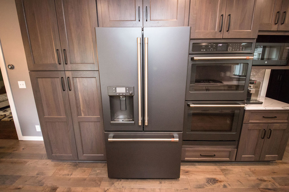 Kitchen - transitional kitchen idea in Omaha