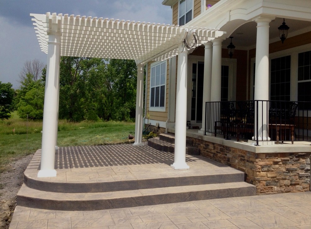 Example of a mid-sized transitional side yard deck design in Columbus with a pergola