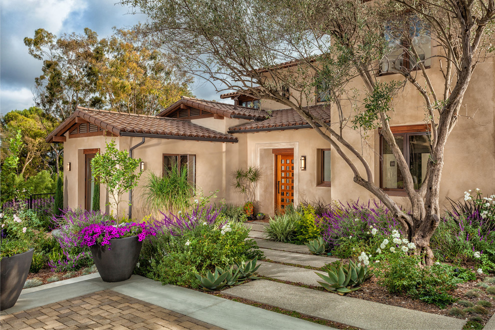 Mediterranean front yard garden in Orange County with with flowerbed.