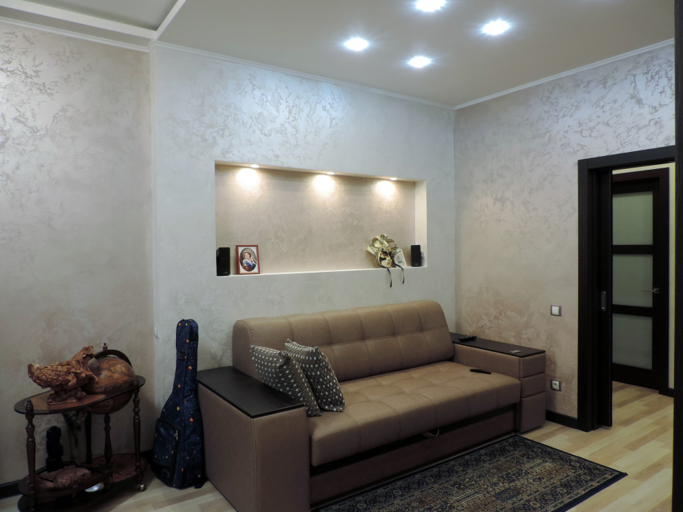 Esempio di un soggiorno classico di medie dimensioni con pareti beige, pavimento in laminato, nessun camino, TV autoportante, pavimento beige e soffitto ribassato