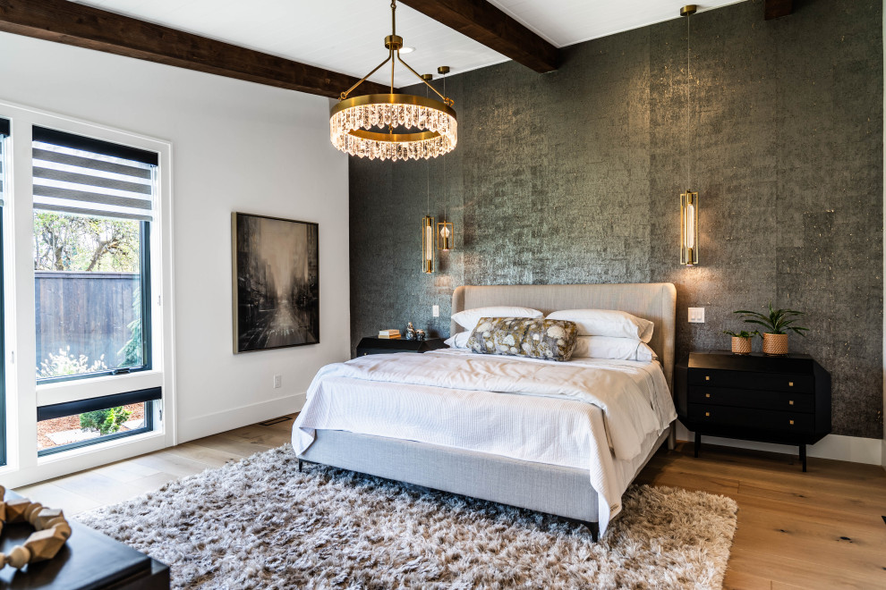 Modernes Schlafzimmer mit grauer Wandfarbe, braunem Holzboden, braunem Boden, freigelegten Dachbalken und Tapetenwänden in Portland
