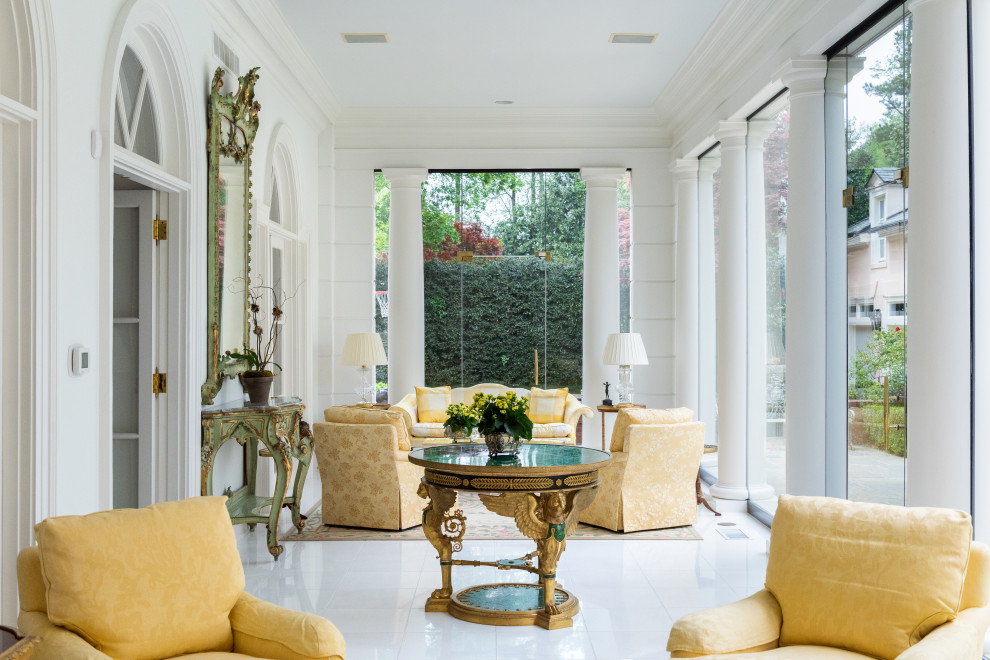 Idee per una grande veranda tradizionale con pavimento in marmo e pavimento bianco