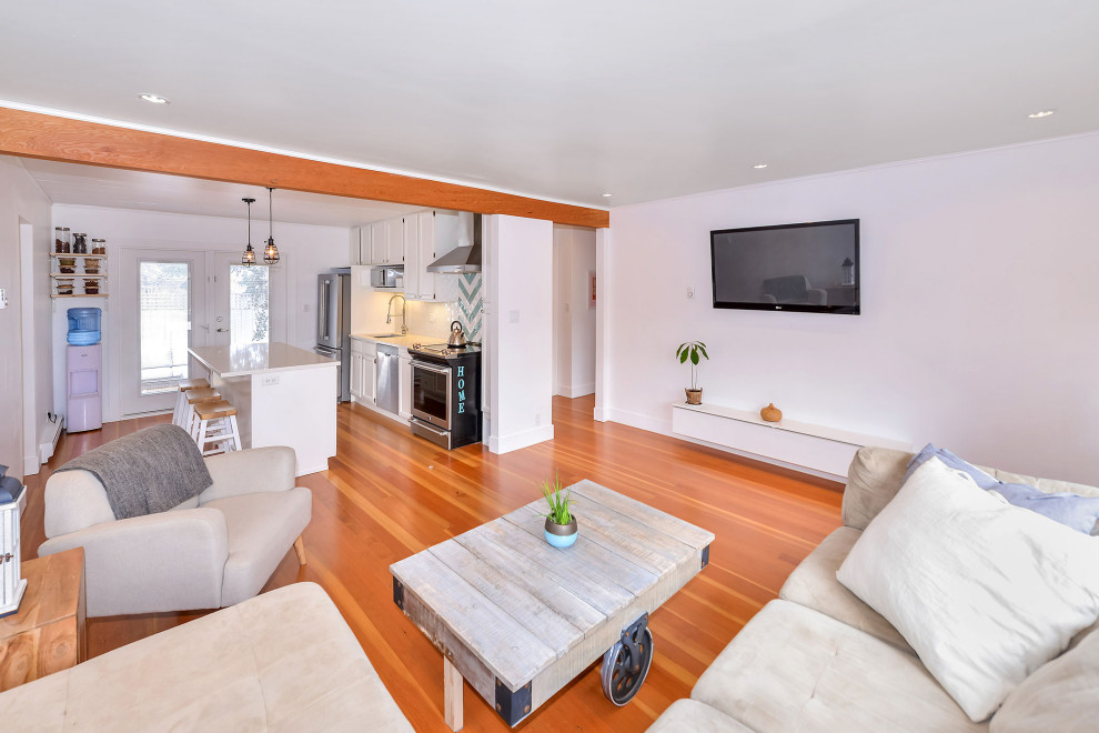 Ispirazione per un soggiorno minimalista aperto con pavimento in legno massello medio e pavimento arancione