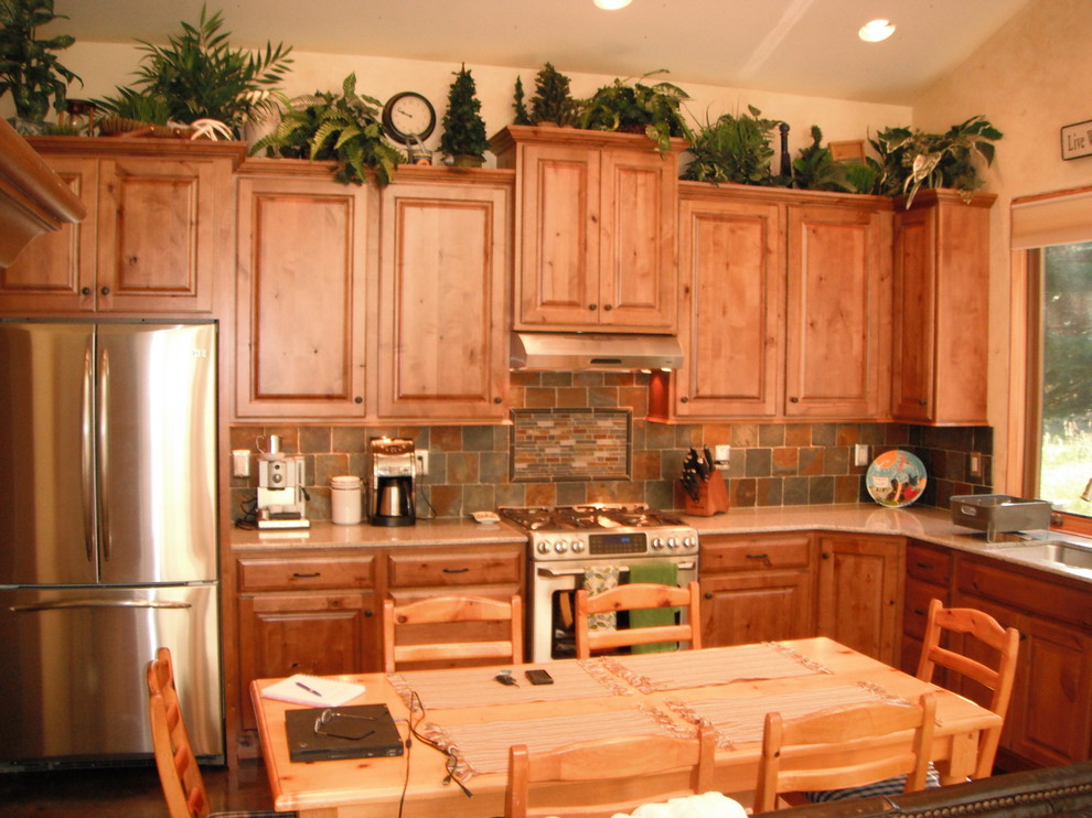 Kitchen - rustic kitchen idea in Seattle