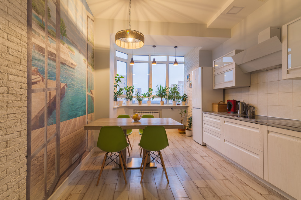 Просторная трехкомнатная квартира с приятным разноуровневым освещением в минимал