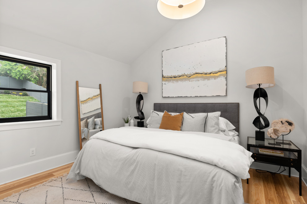 Foto de dormitorio principal minimalista con paredes blancas y suelo de madera clara