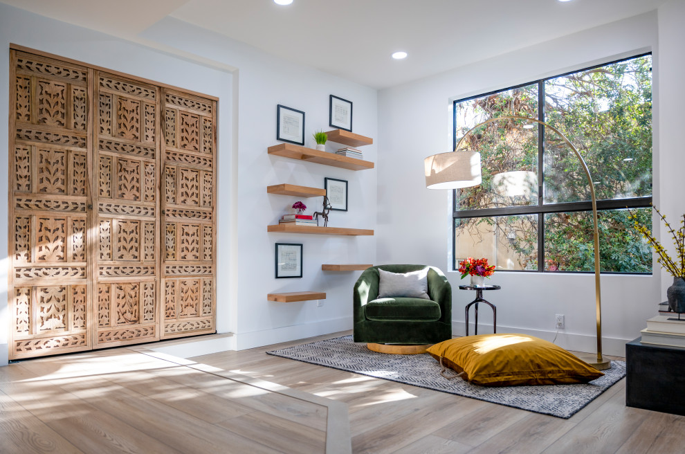 Foto di un grande soggiorno minimalista aperto con camino classico e pavimento beige