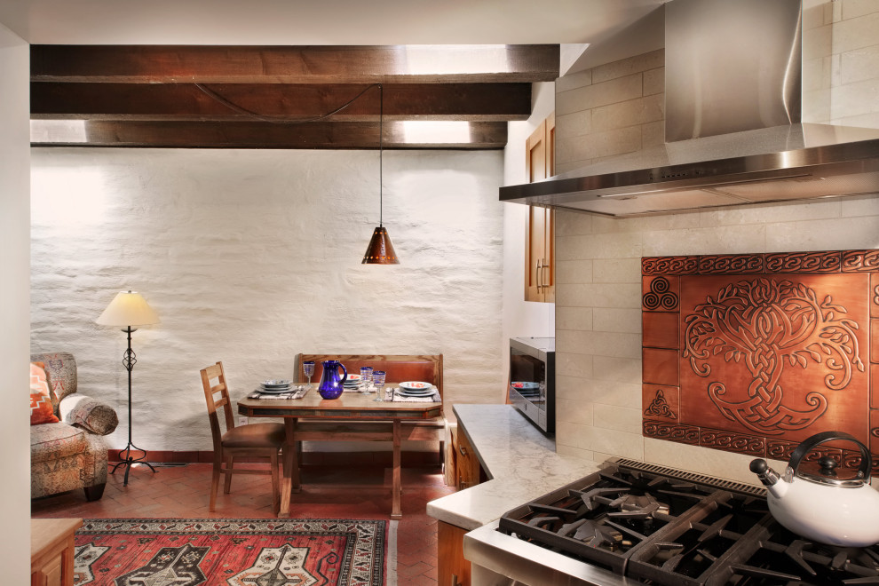 На фото: маленькая столовая в стиле фьюжн с с кухонным уголком, белыми стенами, кирпичным полом, красным полом и балками на потолке для на участке и в саду