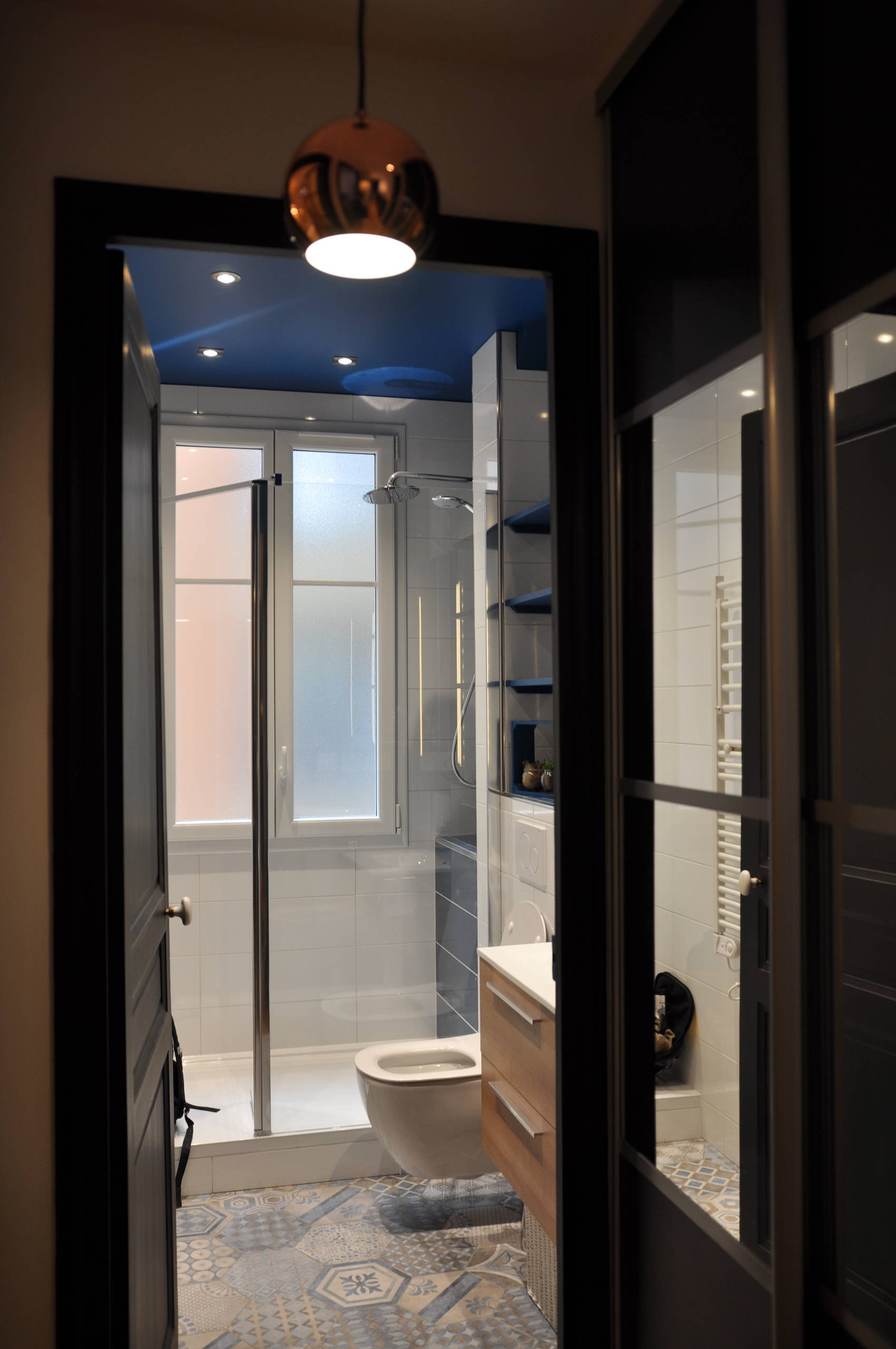 salle de bain bleu et blanc