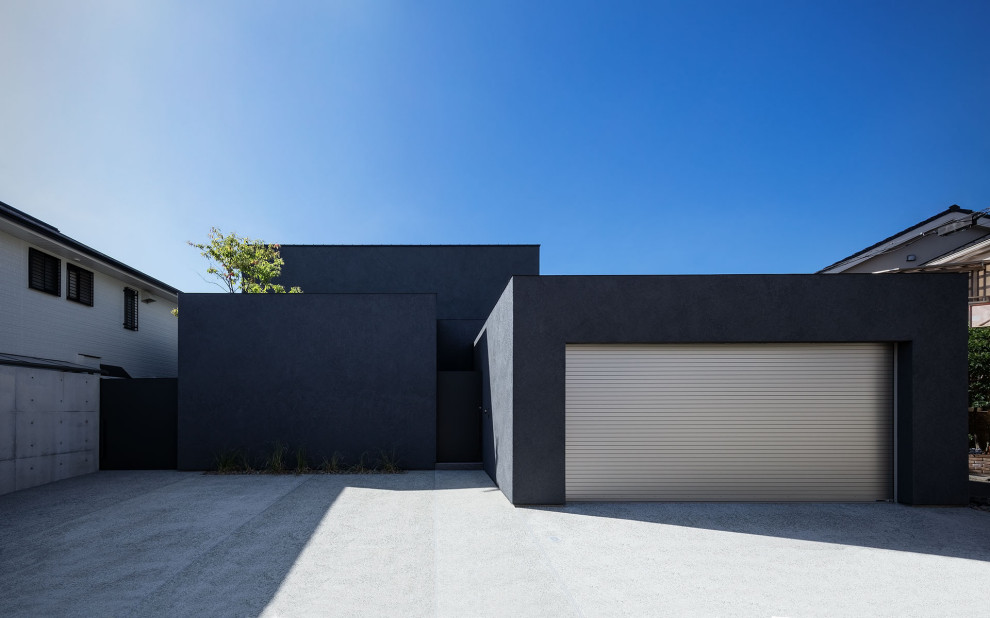 Idées déco pour une grande façade de maison grise moderne à un étage avec un toit en appentis.