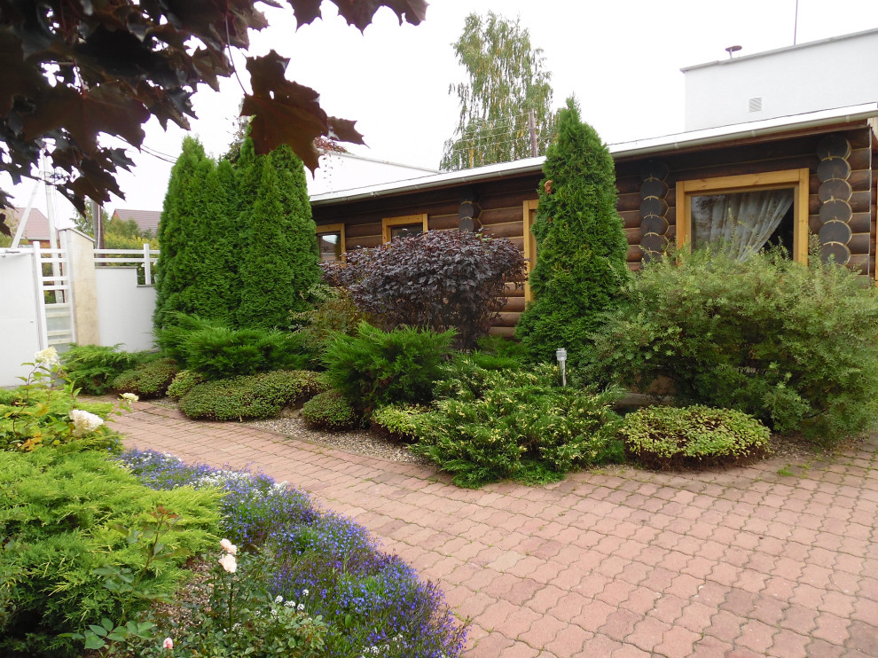 Small contemporary front yard garden in Yekaterinburg with concrete pavers.