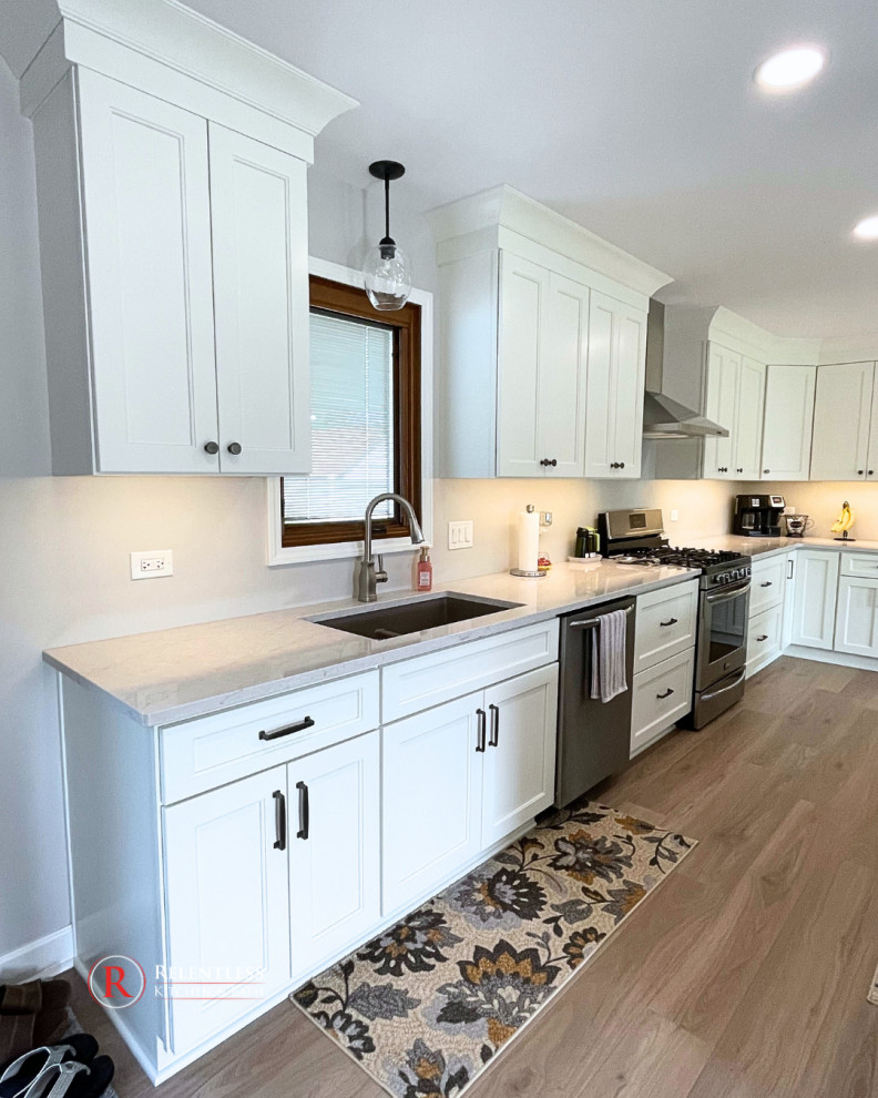 Minimalist kitchen photo in Chicago