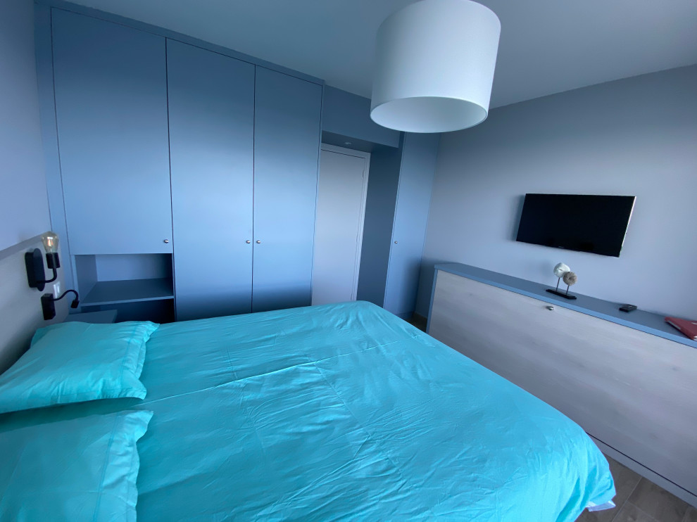 Photo of a beach style bedroom in Le Havre.