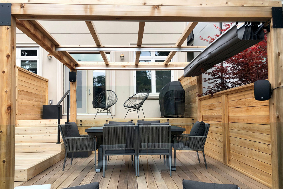 Ispirazione per una terrazza moderna dietro casa e al primo piano con una pergola e parapetto in legno