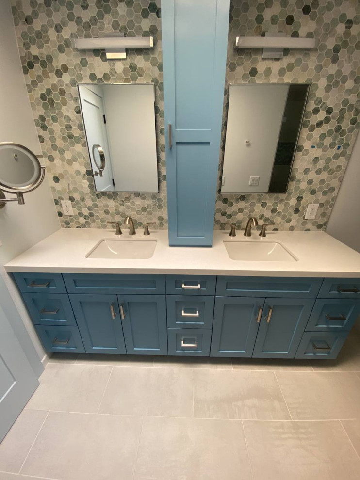 Idéer för att renovera ett mellanstort tropiskt vit vitt en-suite badrum, med skåp i shakerstil, blå skåp, flerfärgad kakel, porslinskakel och granitbänkskiva
