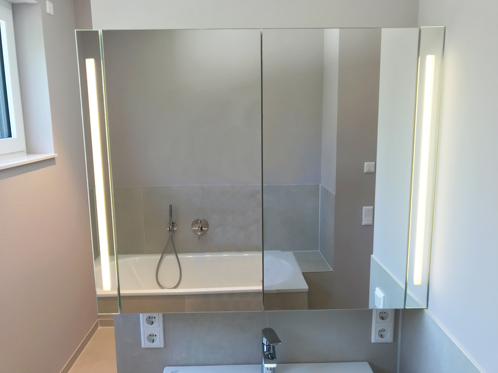 Badezimmer En Suite With beigen Fliesen and Porzellanfliesen in Dusseldorf
