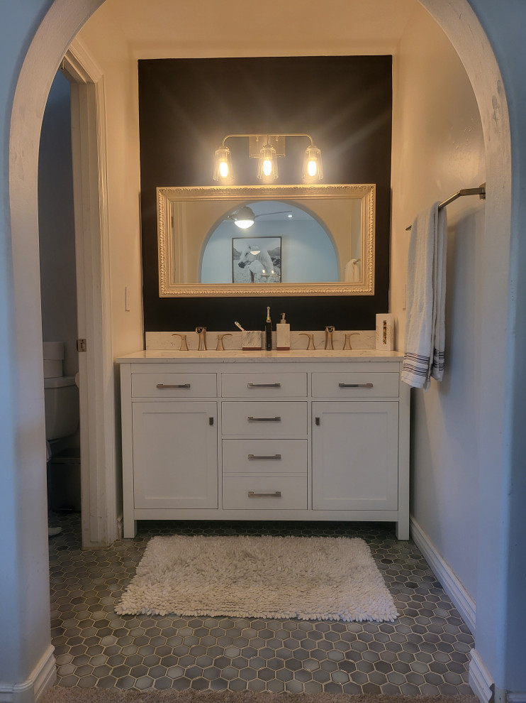 Пример оригинального дизайна: маленькая ванная комната в современном стиле с полом из мозаичной плитки и синим полом для на участке и в саду