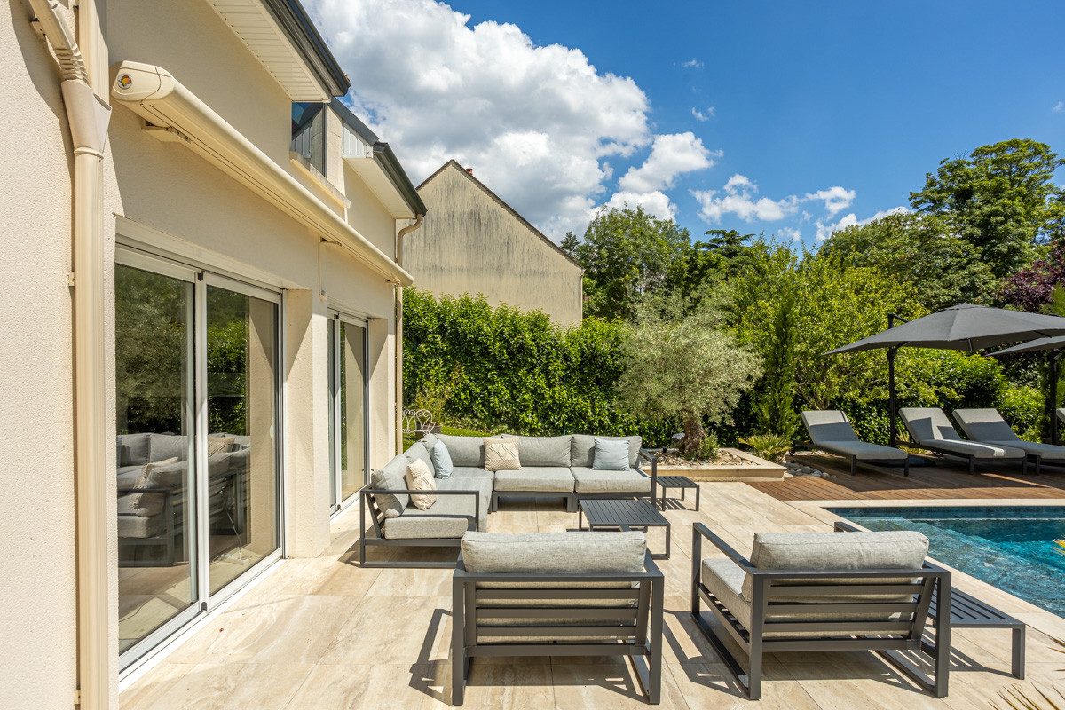 Création d'un grand jardin avec piscine