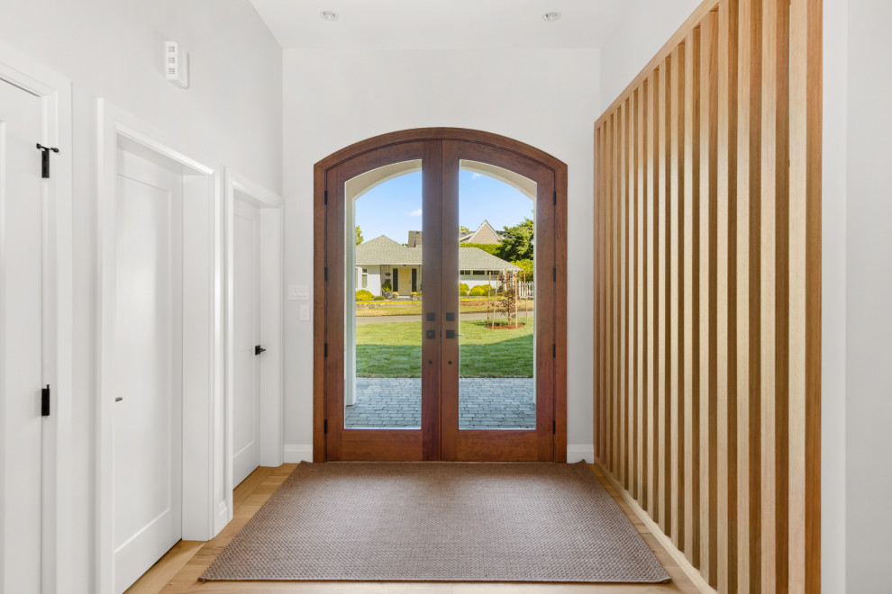 Example of a transitional entryway design in Vancouver