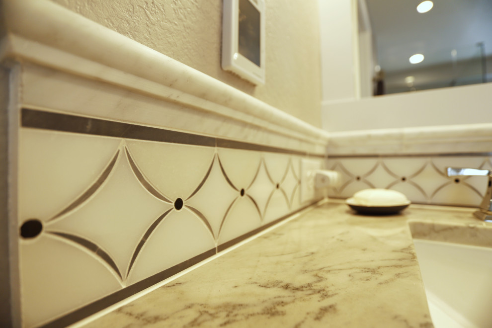 Example of a transitional home design design in Denver