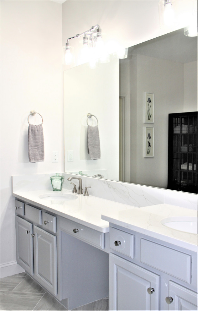 Bild på ett stort eklektiskt vit vitt en-suite badrum, med luckor med upphöjd panel, svarta skåp, en öppen dusch, flerfärgad kakel, mosaik, ett undermonterad handfat, marmorbänkskiva, flerfärgat golv och dusch med gångjärnsdörr