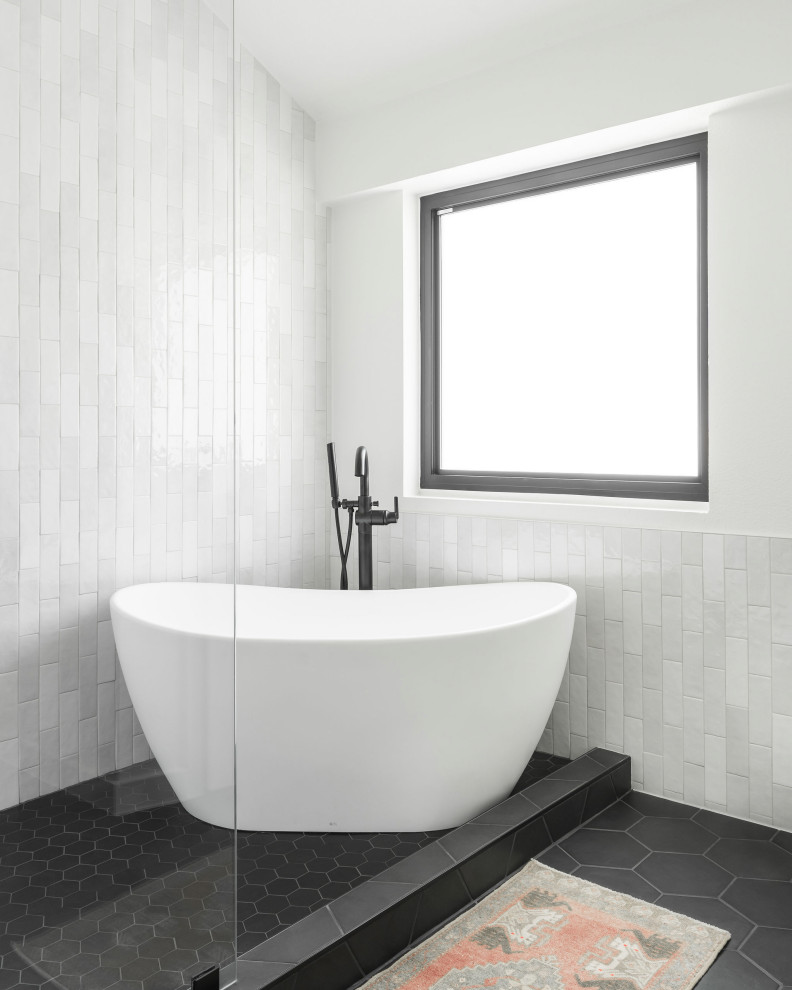 Пример оригинального дизайна: большая главная ванная комната в стиле модернизм с плоскими фасадами, зелеными фасадами, отдельно стоящей ванной, душем, белой плиткой, керамической плиткой, белыми стенами, полом из керамической плитки, накладной раковиной, столешницей из искусственного кварца, черным полом, открытым душем, белой столешницей, нишей, тумбой под две раковины и встроенной тумбой