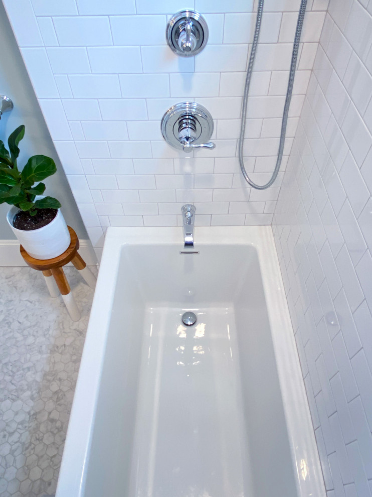 Inspiration för ett vintage vit vitt en-suite badrum, med skåp i shakerstil, vita skåp, ett badkar i en alkov, en dusch/badkar-kombination, en bidé, vit kakel, tunnelbanekakel, blå väggar, mosaikgolv, ett undermonterad handfat, bänkskiva i kvarts, grått golv och dusch med duschdraperi