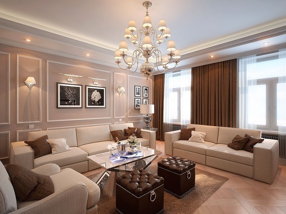 У Ростральных колонн