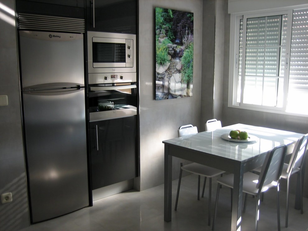 Foto de comedor de cocina minimalista pequeño sin chimenea con paredes grises