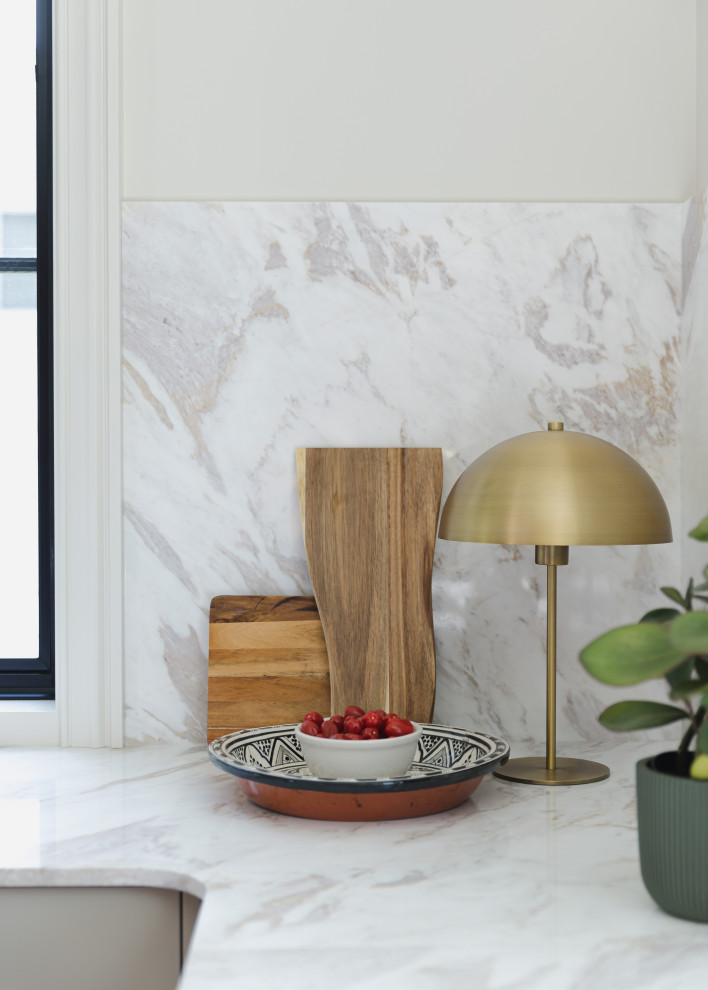 Kitchen - transitional kitchen idea in Ottawa