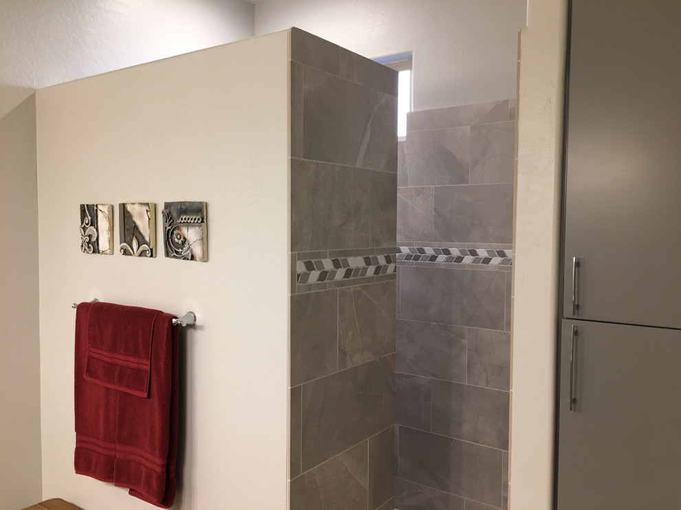 Example of a minimalist porcelain tile bathroom design in Phoenix