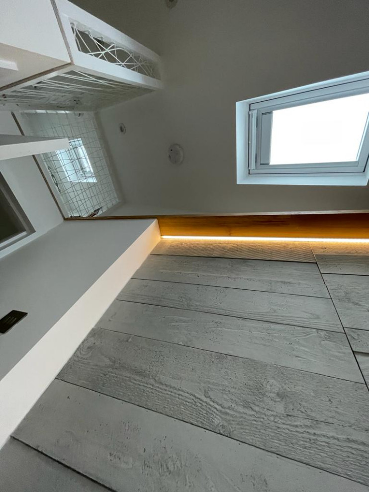 Foto di una camera da letto stile loft design con pareti bianche, parquet chiaro, soffitto a volta e pannellatura