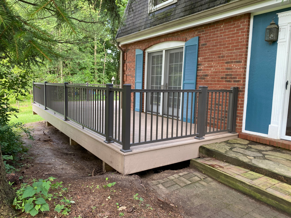 Example of a transitional deck design in Cincinnati