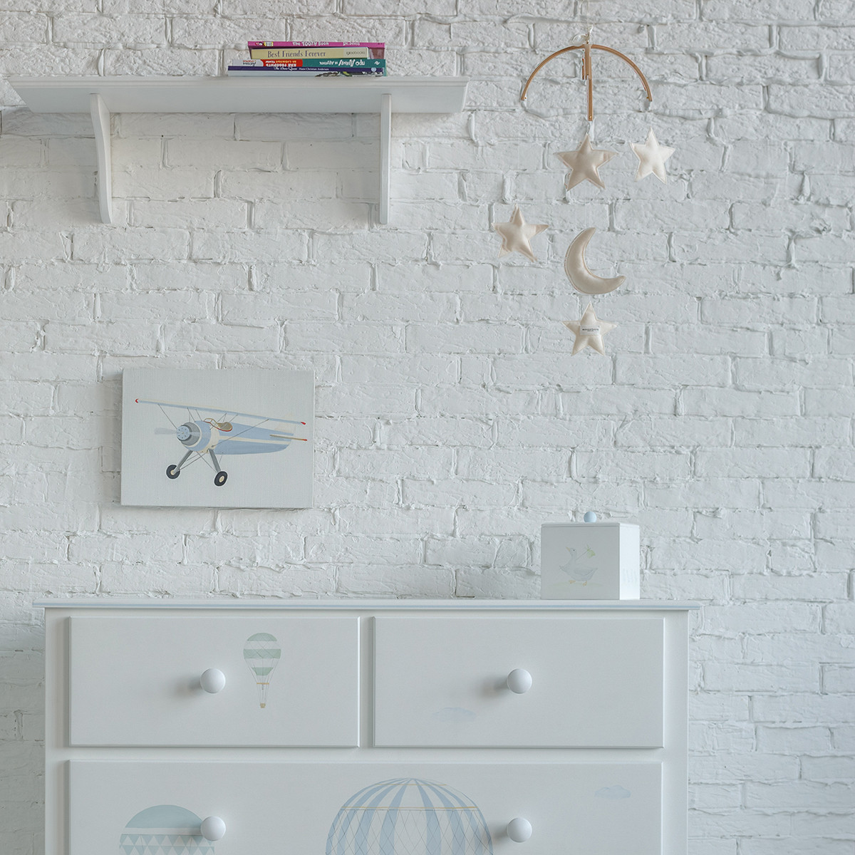 Комод с выдвижными ящиками и росписью