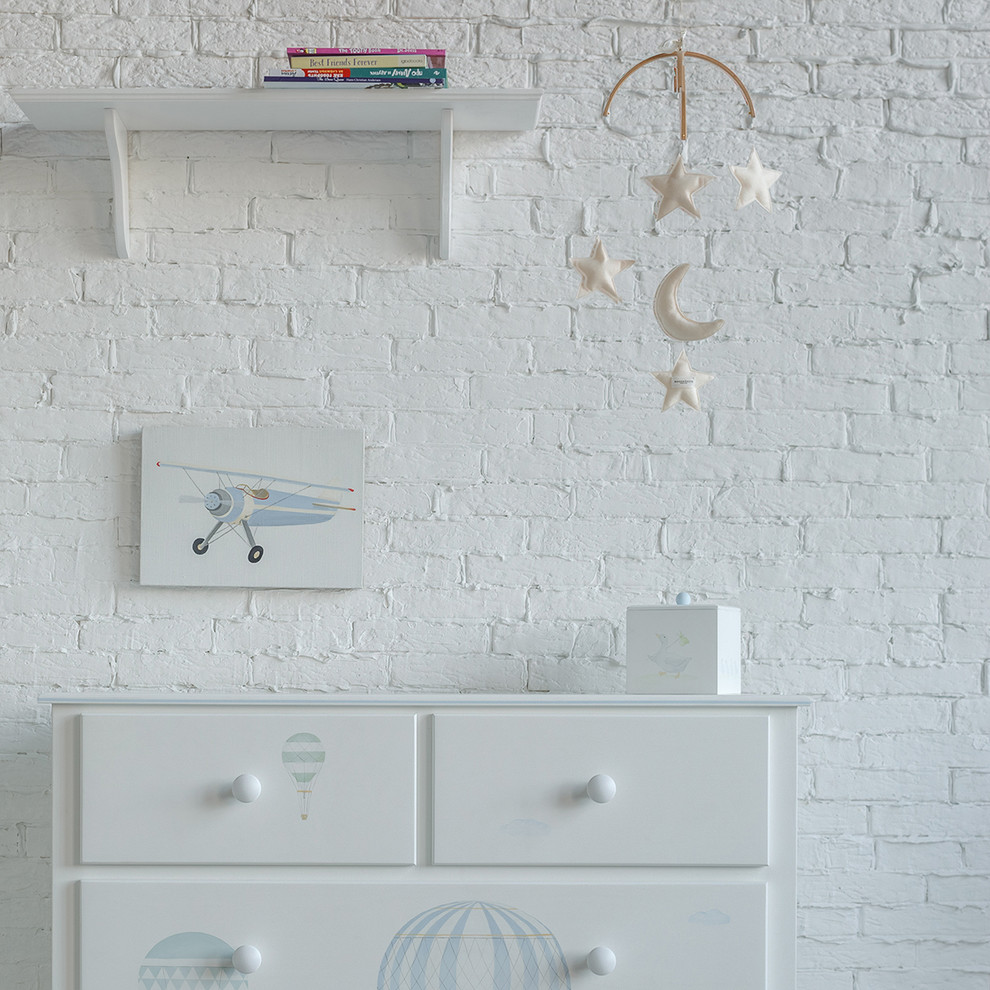 Комод с выдвижными ящиками и росписью