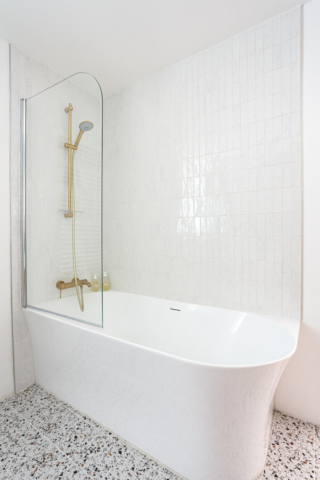 パリにあるお手頃価格の中くらいなコンテンポラリースタイルのおしゃれなマスターバスルーム (インセット扉のキャビネット、淡色木目調キャビネット、置き型浴槽、シャワー付き浴槽	、緑のタイル、テラコッタタイル、白い壁、テラゾーの床、ベッセル式洗面器、珪岩の洗面台、マルチカラーの床、開き戸のシャワー、白い洗面カウンター、洗濯室、洗面台2つ、フローティング洗面台) の写真