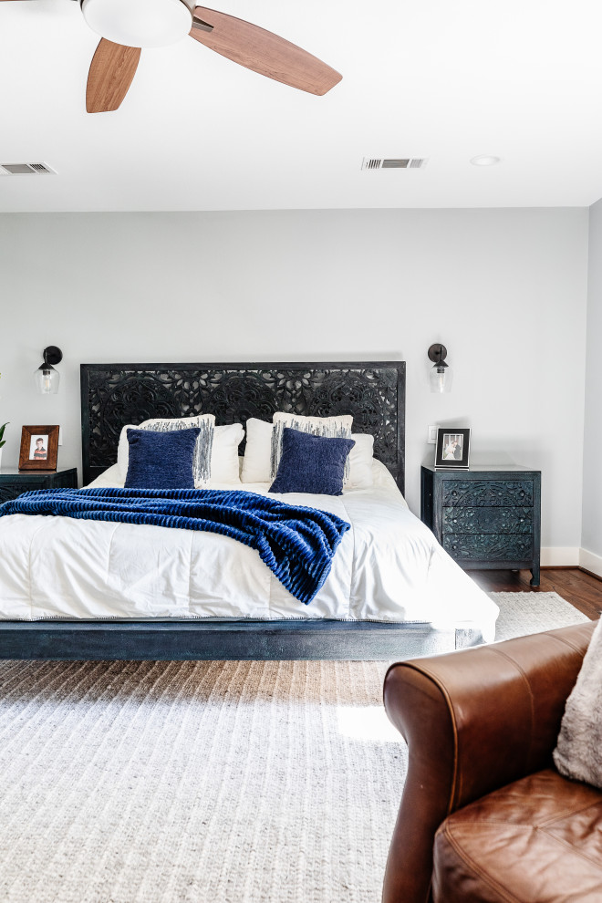 Mittelgroßes Klassisches Hauptschlafzimmer mit grauer Wandfarbe, braunem Holzboden und beigem Boden in Dallas
