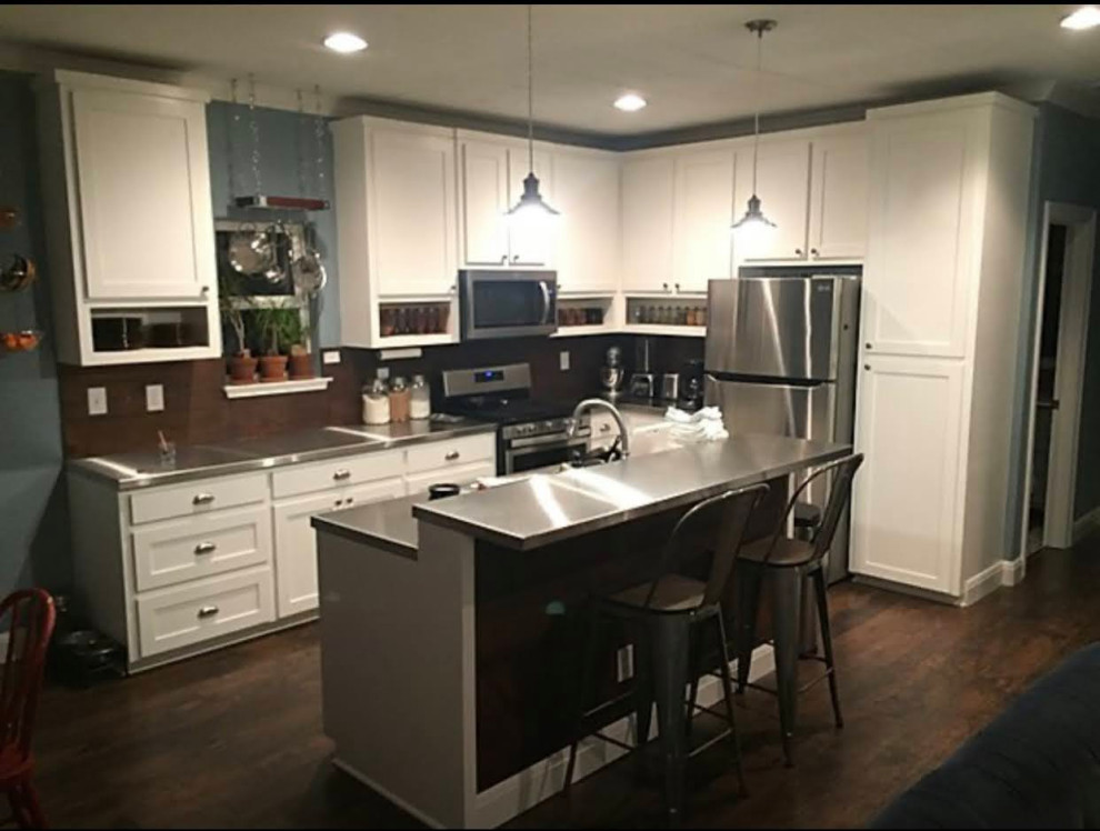 Kitchen - kitchen idea in Austin