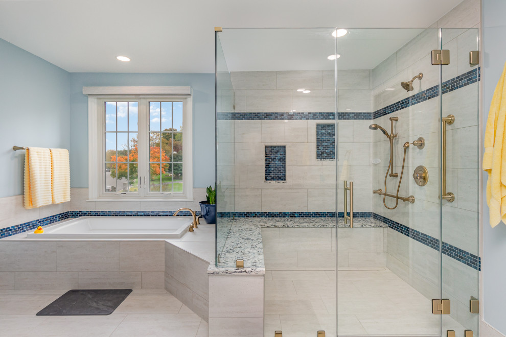 Cette image montre une grande salle de bain principale traditionnelle avec un placard avec porte à panneau encastré, des portes de placard bleues, une baignoire posée, une douche à l'italienne, un carrelage blanc, des carreaux de porcelaine, un mur bleu, un sol en carrelage de porcelaine, un plan de toilette en quartz modifié, un sol blanc, une cabine de douche à porte battante, un plan de toilette beige, un banc de douche, meuble double vasque et meuble-lavabo encastré.