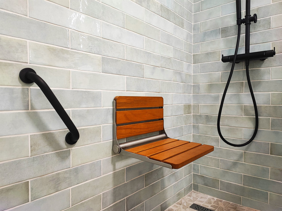Cette image montre une petite salle de bain principale design avec une douche à l'italienne, un carrelage vert, des carreaux de céramique, un sol en carrelage de terre cuite, un sol beige et un banc de douche.