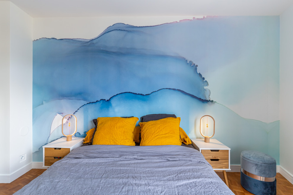 Стильный дизайн: хозяйская спальня среднего размера, в белых тонах с отделкой деревом в современном стиле с синими стенами, светлым паркетным полом, бежевым полом и обоями на стенах - последний тренд