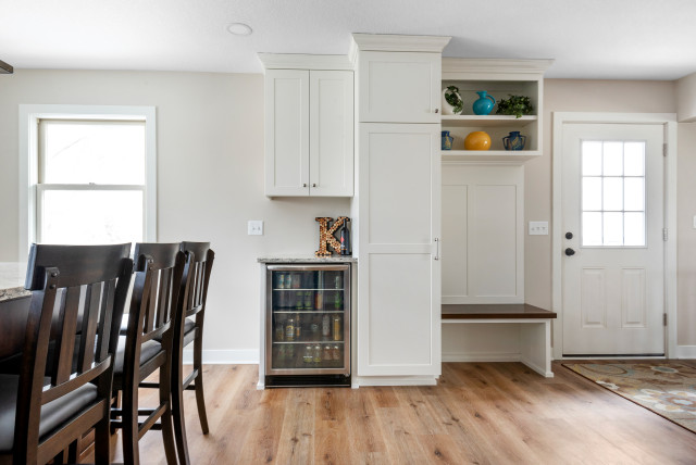 Transitional Kitchen and Shed nyklassisk-koekken